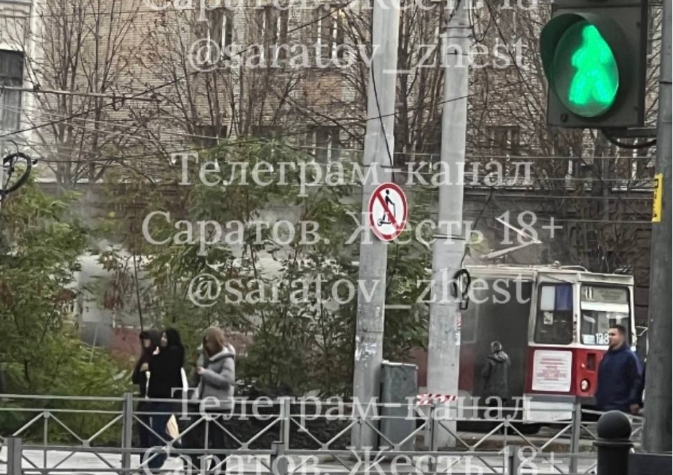 Трамвай загорелся возле саратовского университета